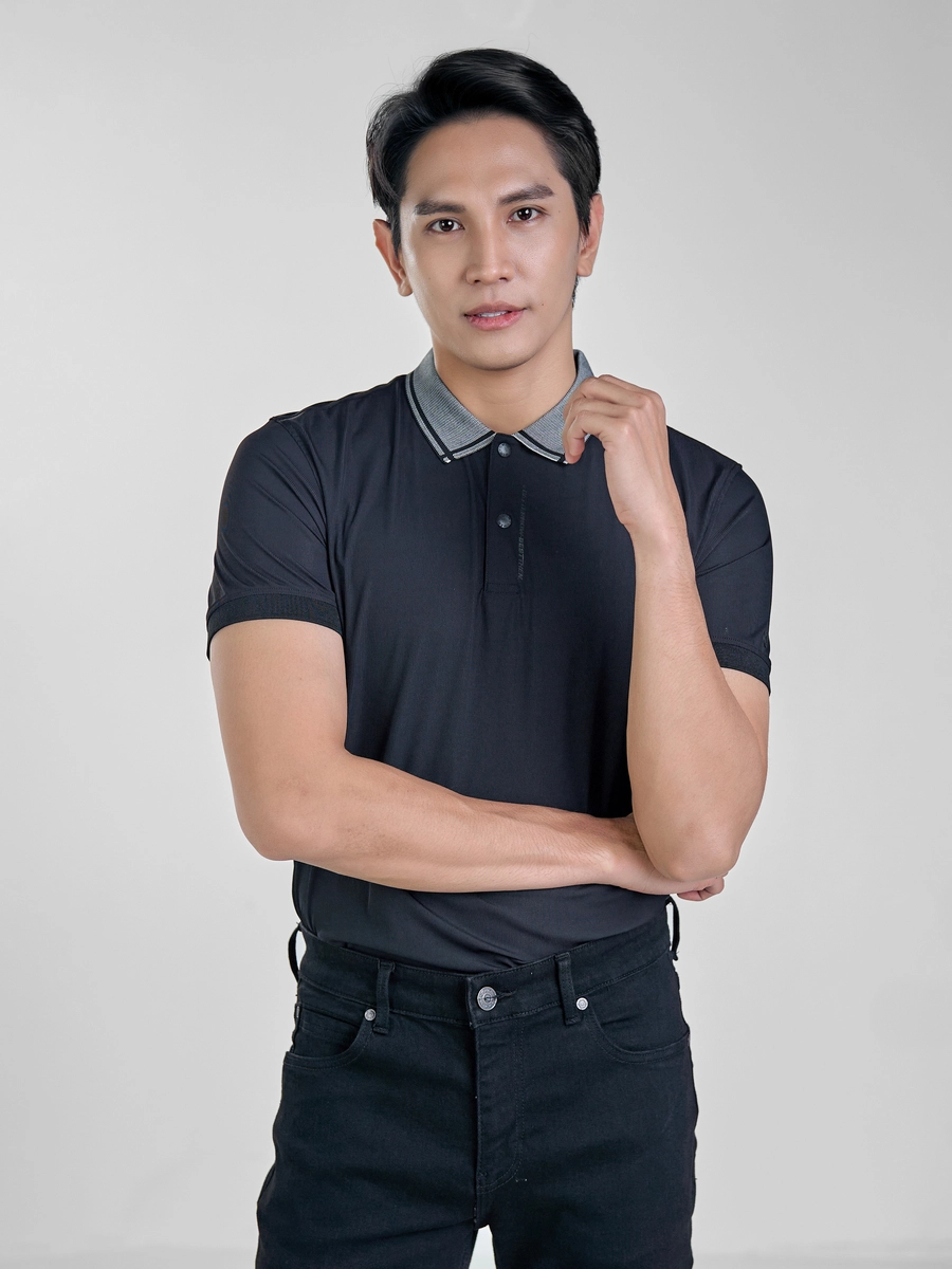 Áo Polo kiểu dáng body fit, tôn dáng người mặc. Màu sắc trung tính, dễ phối đồ. Chất liệu: 81% Nylon 19% spandex